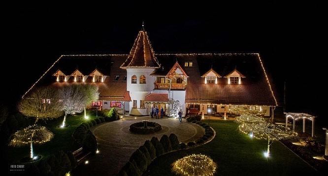Unsere Location bei Nacht, festlich beleuchtet